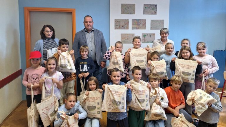 Povodom Dječjeg tjedna načelnik Općine Cerovlje Elvis Šterpin posjetio ...